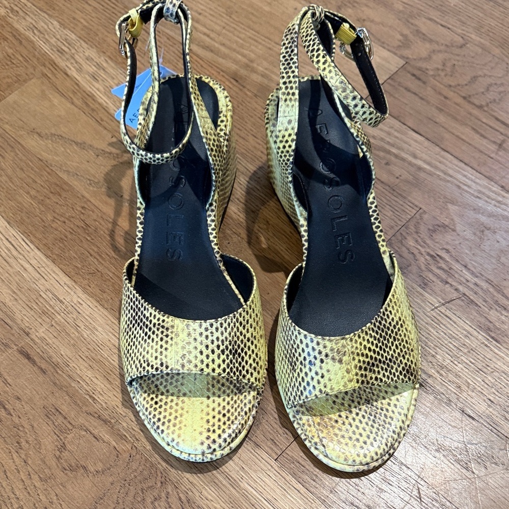 AEROSOLES Nixon Yellow Snakeskin Sandals nwt size 7.5 - Picture 2 of 12